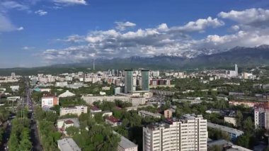  Bir bahar günü Kazak şehri Almaty 'nin merkez kısmının bir kuadkopterinden görüntü
