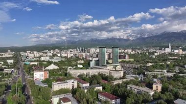  Bir bahar günü Kazak şehri Almaty 'nin merkez kısmının bir kuadkopterinden görüntü