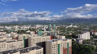  Bir bahar günü Kazak şehri Almaty 'nin merkez kısmının bir kuadkopterinden görüntü