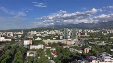  Bir bahar günü Kazak şehri Almaty 'nin merkez kısmının bir kuadkopterinden görüntü