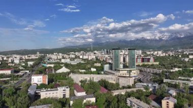  Bir bahar günü Kazak şehri Almaty 'nin merkez kısmının bir kuadkopterinden görüntü