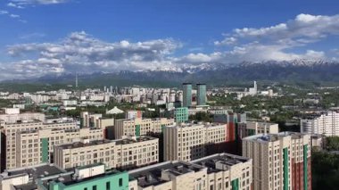  Bir bahar günü Kazak şehri Almaty 'nin merkez kısmının bir kuadkopterinden görüntü