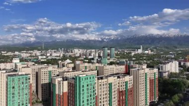  Bir bahar günü Kazak şehri Almaty 'nin merkez kısmının bir kuadkopterinden görüntü