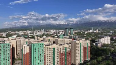  Bir bahar günü Kazak şehri Almaty 'nin merkez kısmının bir kuadkopterinden görüntü
