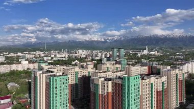  Bir bahar günü Kazak şehri Almaty 'nin merkez kısmının bir kuadkopterinden görüntü