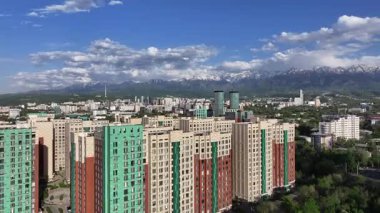  Bir bahar günü Kazak şehri Almaty 'nin merkez kısmının bir kuadkopterinden görüntü