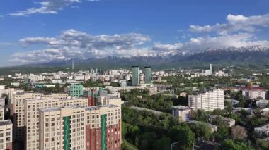  Bir bahar günü Kazak şehri Almaty 'nin merkez kısmının bir kuadkopterinden görüntü
