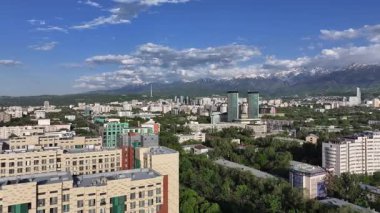  Bir bahar günü Kazak şehri Almaty 'nin merkez kısmının bir kuadkopterinden görüntü