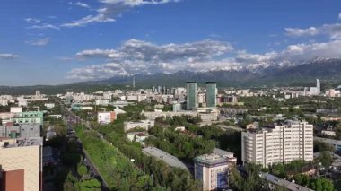  Bir bahar günü Kazak şehri Almaty 'nin merkez kısmının bir kuadkopterinden görüntü