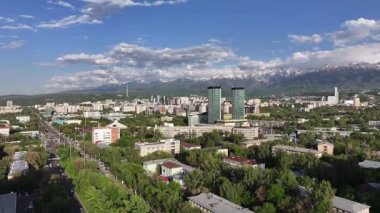  Bir bahar günü Kazak şehri Almaty 'nin merkez kısmının bir kuadkopterinden görüntü