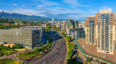 Almaty, Kazakistan, 05.12.2025. Bir Mayıs sabahı Kazak şehri Almaty 'nin iş bölgesinin bir kuadkopterinden görüntülenir.