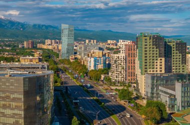 Almaty, Kazakistan, 05.12.2025. Bir Mayıs sabahı Kazak şehri Almaty 'nin iş bölgesinin bir kuadkopterinden görüntülenir.