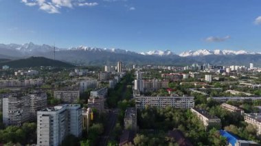 Bir bahar sabahı Kazak şehri Almaty 'nin merkez kısmının bir kuadkopterinden görüntü