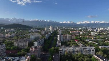 Bir bahar sabahı Kazak şehri Almaty 'nin merkez kısmının bir kuadkopterinden görüntü
