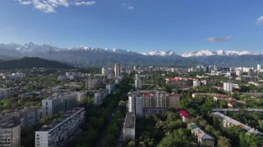 Bir bahar sabahı Kazak şehri Almaty 'nin merkez kısmının bir kuadkopterinden görüntü