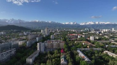 Bir bahar sabahı Kazak şehri Almaty 'nin merkez kısmının bir kuadkopterinden görüntü