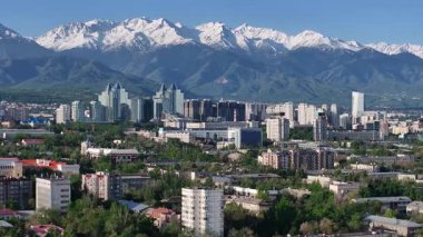 Bir bahar sabahı Kazak şehri Almaty 'nin merkez kısmının bir kuadkopterinden görüntü