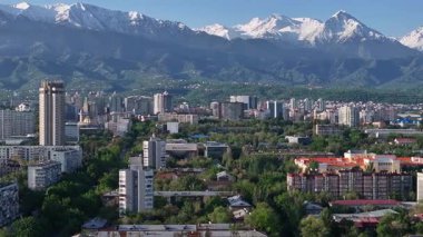 Bir bahar sabahı Kazak şehri Almaty 'nin merkez kısmının bir kuadkopterinden görüntü