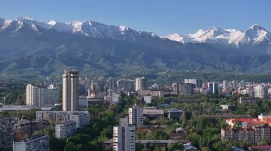 Bir bahar sabahı Kazak şehri Almaty 'nin merkez kısmının bir kuadkopterinden görüntü