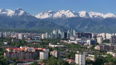 Bir bahar sabahı Kazak şehri Almaty 'nin merkez kısmının bir kuadkopterinden görüntü
