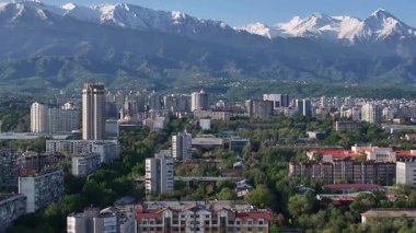 Bir bahar sabahı Kazak şehri Almaty 'nin merkez kısmının bir kuadkopterinden görüntü