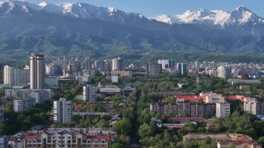 Bir bahar sabahı Kazak şehri Almaty 'nin merkez kısmının bir kuadkopterinden görüntü