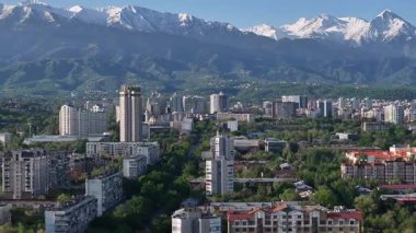 Bir bahar sabahı Kazak şehri Almaty 'nin merkez kısmının bir kuadkopterinden görüntü