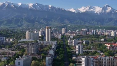 Bir bahar sabahı Kazak şehri Almaty 'nin merkez kısmının bir kuadkopterinden görüntü