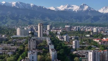Bir bahar sabahı Kazak şehri Almaty 'nin merkez kısmının bir kuadkopterinden görüntü