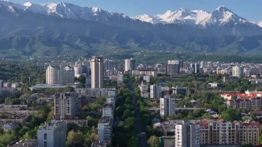 Bir bahar sabahı Kazak şehri Almaty 'nin merkez kısmının bir kuadkopterinden görüntü