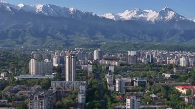 Bir bahar sabahı Kazak şehri Almaty 'nin merkez kısmının bir kuadkopterinden görüntü