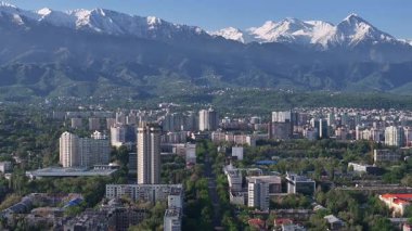 Bir bahar sabahı Kazak şehri Almaty 'nin merkez kısmının bir kuadkopterinden görüntü