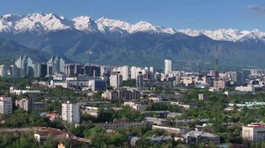Bir bahar sabahı Kazak şehri Almaty 'nin merkez kısmının bir kuadkopterinden görüntü