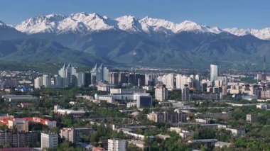 Bir bahar sabahı Kazak şehri Almaty 'nin merkez kısmının bir kuadkopterinden görüntü