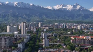 Bir bahar sabahı Kazak şehri Almaty 'nin merkez kısmının bir kuadkopterinden görüntü
