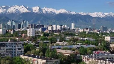 Bir bahar sabahı Kazak şehri Almaty 'nin merkez kısmının bir kuadkopterinden görüntü