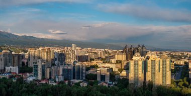 Sabahın erken saatlerinde Kazak şehri Almaty 'nin merkezindeki bir kuadkopterden görüntü.