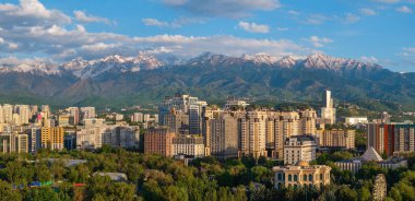 İlkbahar akşamında Kazak şehri Almaty 'nin yerleşim bölgesinin dört parçalı görüntüsü.