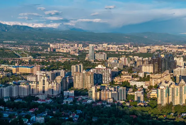 Almaty, Kazakistan, 05.12. 2025 yılı. Sabahın erken saatlerinde Kazak şehri Almaty 'nin merkezindeki bir kuadkopterden görüntü.