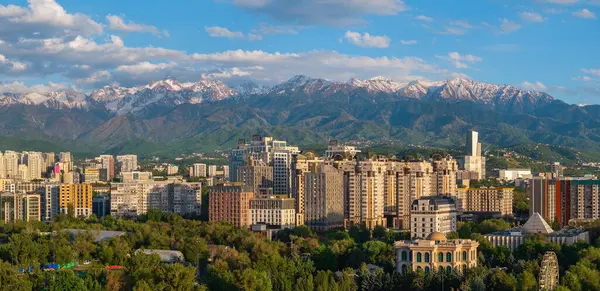 İlkbahar akşamında Kazak şehri Almaty 'nin yerleşim bölgesinin dört parçalı görüntüsü.