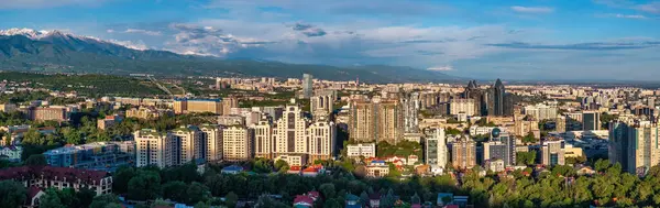 Sabahın erken saatlerinde Kazak şehri Almaty 'nin merkezindeki bir kuadkopterden görüntü.