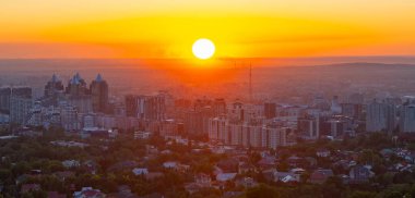 Almaty, Kazakistan, 12.05.2025. Almaty, Kazakistan, 12.05.2025. Kazak şehri Almaty 'nin iş yerinde gün batımının resmi Mayıs akşamında