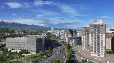 Almaty, Kazakistan, 05.12.2025. Bir Mayıs sabahı Kazak şehri Almaty 'nin iş bölgesinin bir kuadkopterinden görüntülenir.