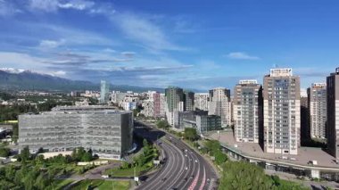 Almaty, Kazakistan, 05.12.2025. Bir Mayıs sabahı Kazak şehri Almaty 'nin iş bölgesinin bir kuadkopterinden görüntülenir.