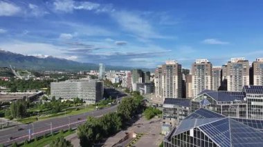 Almaty, Kazakistan, 05.12.2025. Bir Mayıs sabahı Kazak şehri Almaty 'nin iş bölgesinin bir kuadkopterinden görüntülenir.