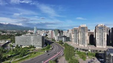 Almaty, Kazakistan, 05.12.2025. Bir Mayıs sabahı Kazak şehri Almaty 'nin iş bölgesinin bir kuadkopterinden görüntülenir.