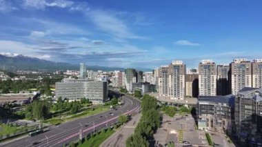 Almaty, Kazakistan, 05.12.2025. Bir Mayıs sabahı Kazak şehri Almaty 'nin iş bölgesinin bir kuadkopterinden görüntülenir.