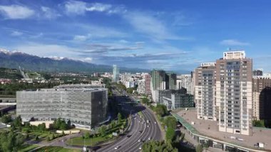 Almaty, Kazakistan, 05.12.2025. Bir Mayıs sabahı Kazak şehri Almaty 'nin iş bölgesinin bir kuadkopterinden görüntülenir.