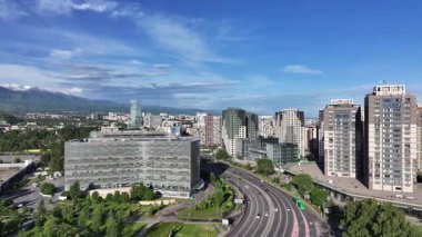 Almaty, Kazakistan, 05.12.2025. Bir Mayıs sabahı Kazak şehri Almaty 'nin iş bölgesinin bir kuadkopterinden görüntülenir.