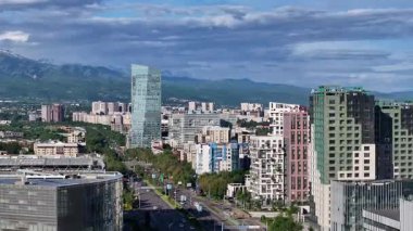 Almaty, Kazakistan, 05.12.2025. Bir Mayıs sabahı Kazak şehri Almaty 'nin iş bölgesinin bir kuadkopterinden görüntülenir.